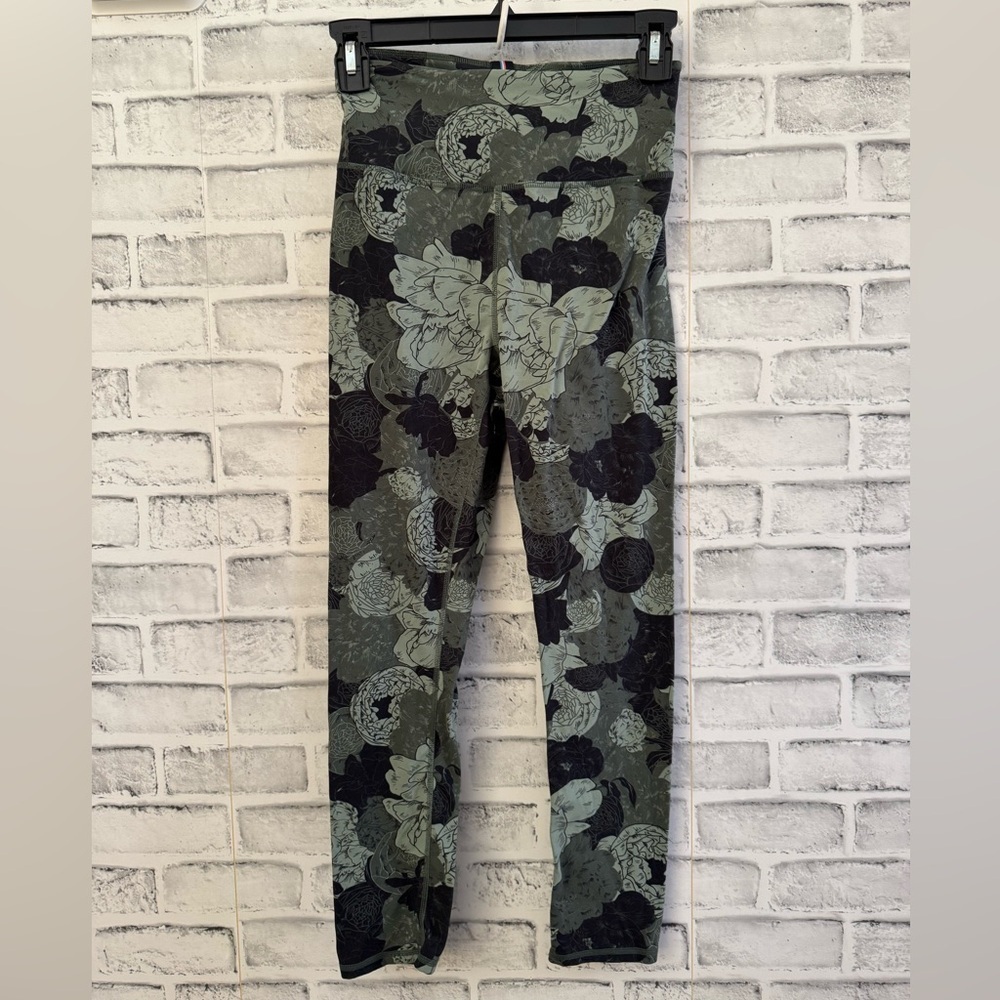 Women’s FOURLAPS green plant peonies floral vitality leggings, Size XS
